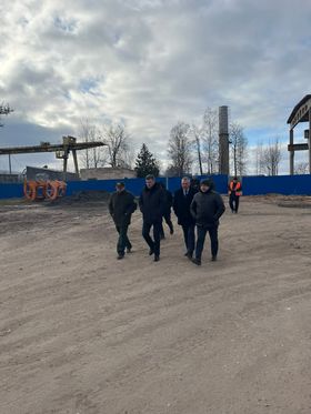 Александр Кулик инспектирует ход строительства сушильного комплекса в Пуховичском лесхозе